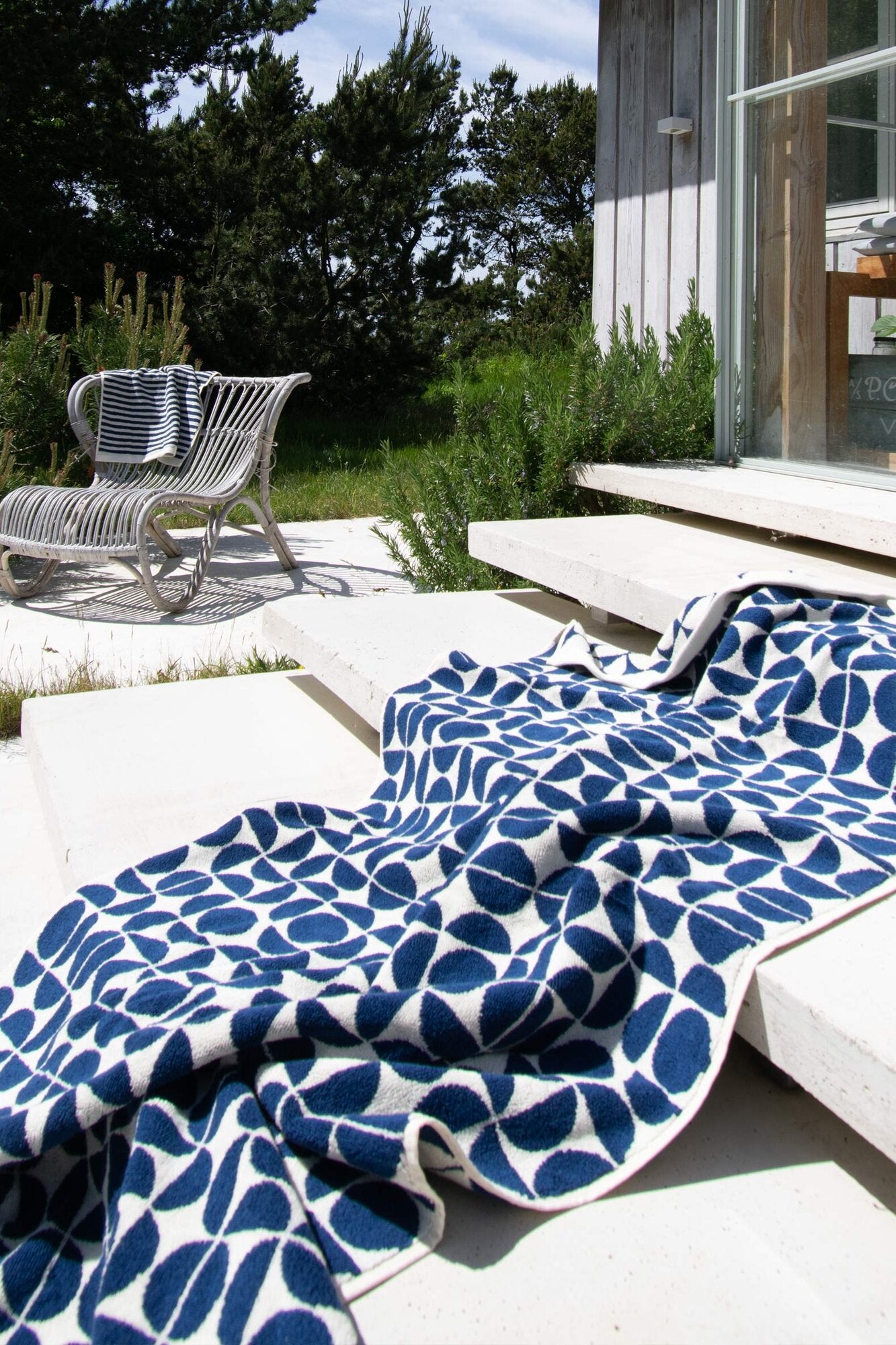 Geo håndklæde, Slate Indigo/Cream - 70x140 cm